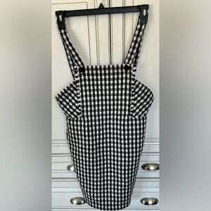 NWT Francesca’s black/white jumper size medium